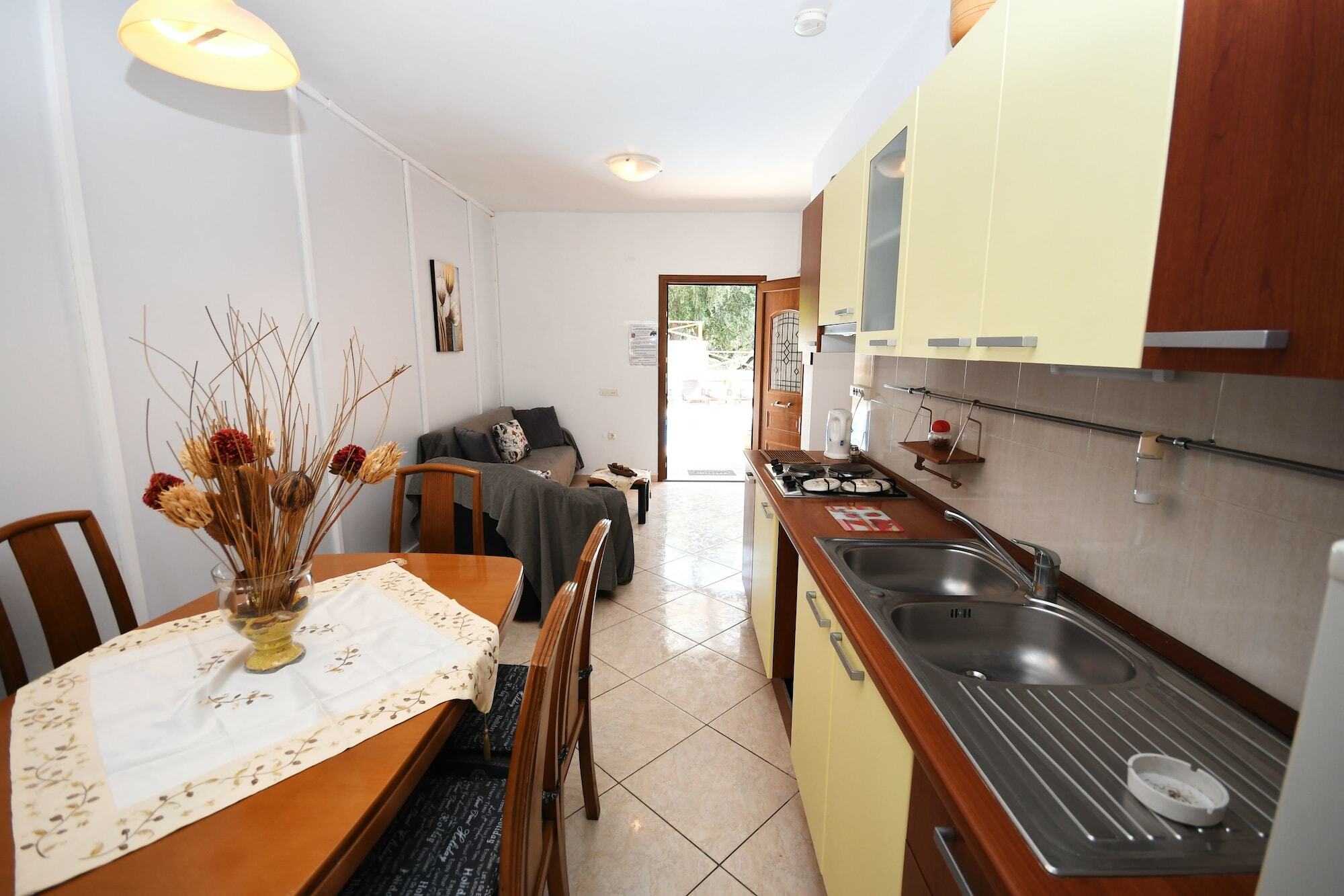Angels Pool Studios And Apartments Παλαιοκαστρίτσα Εξωτερικό φωτογραφία